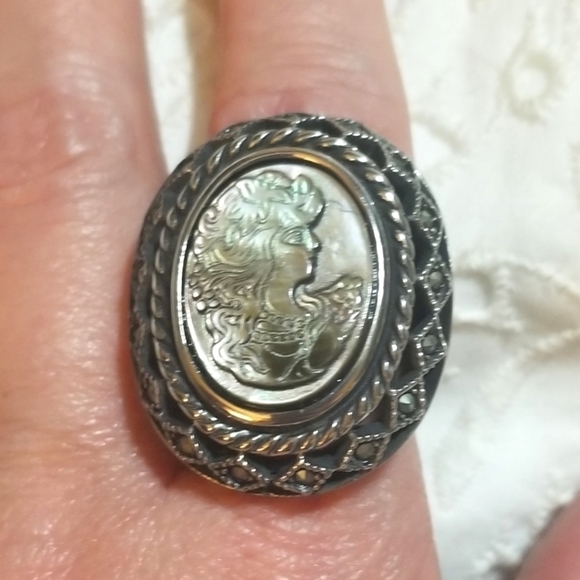 𝅺VTG Mother of Pearl Marcasite Statement Ring - Picture 3 of 7